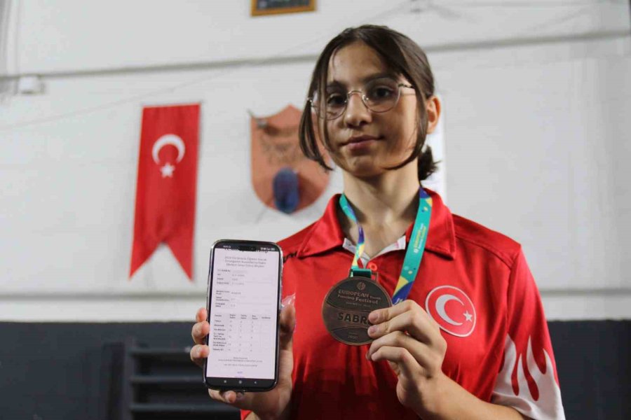 Eskişehirli Öğrenciden Çifte Başarı