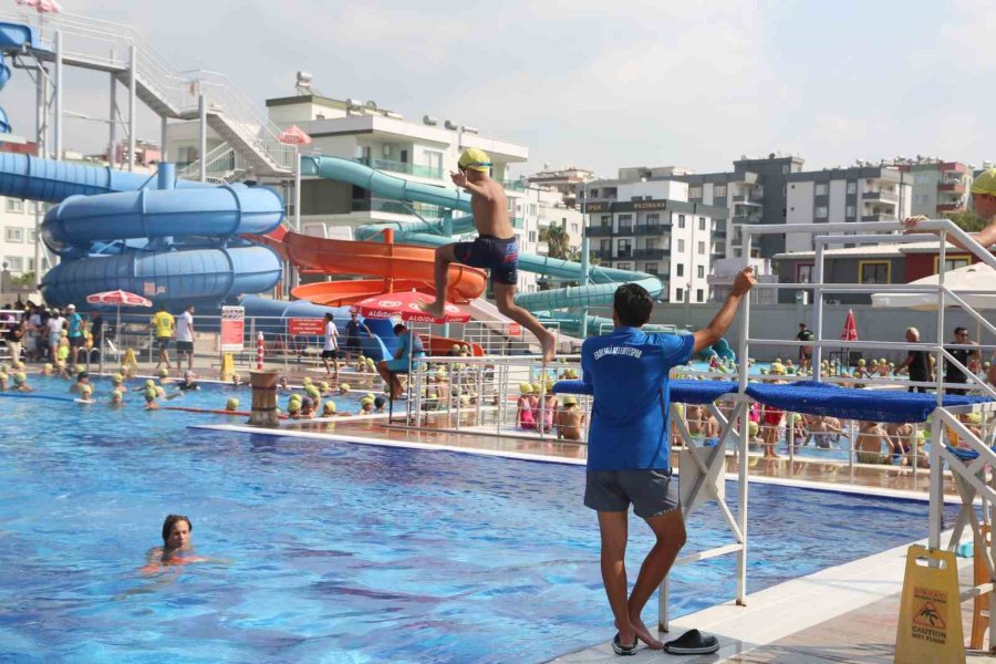 Erdemli’de Çocuklar Yüzme Kursuna Akın Etti