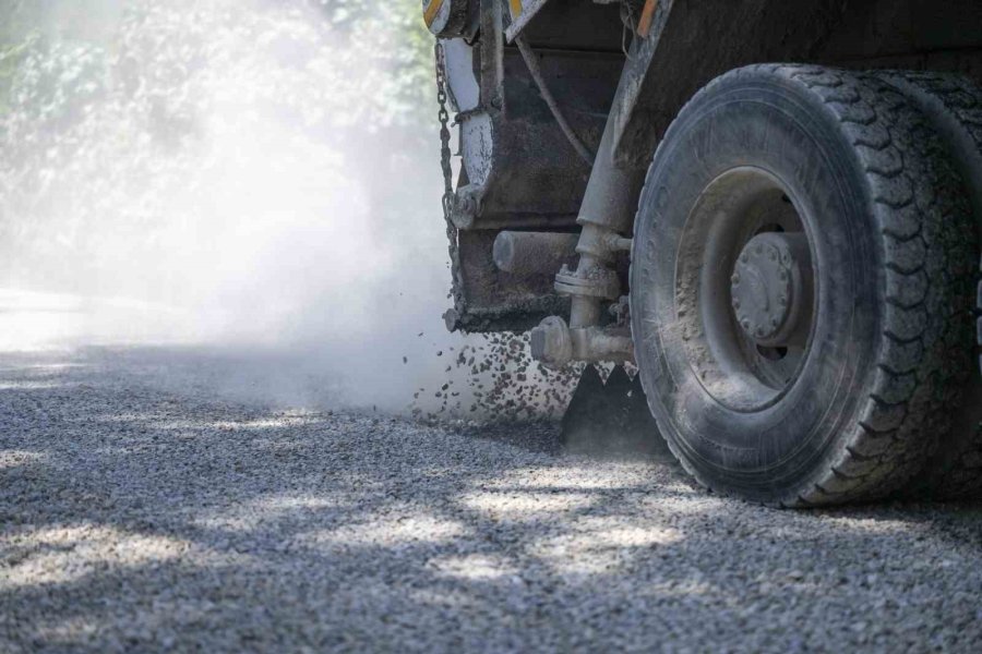 Mersin’de Kırsal Mahallelerde Yol Yapım Çalışmaları Sürüyor