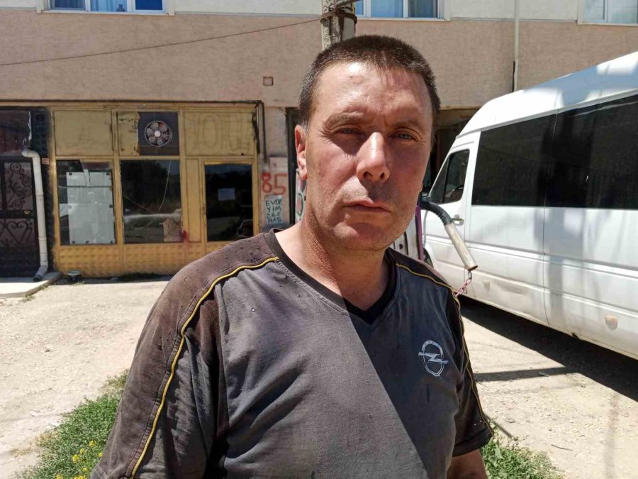 Hurda Egzoz Parçalarından İnsan Ve Köpek Figürleri Oluşturdu