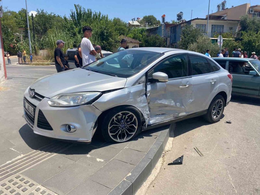 İki Otomobilin Çarpıştığı Kazada 1 Kişi Yaralandı