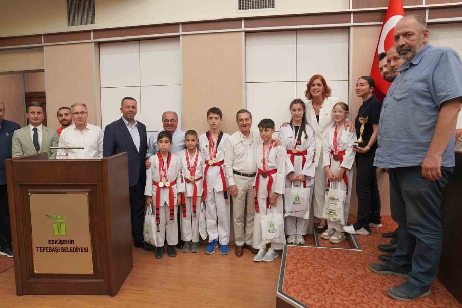 Başarılı Sporcular Belediye Meclisinin Konuğu Oldu