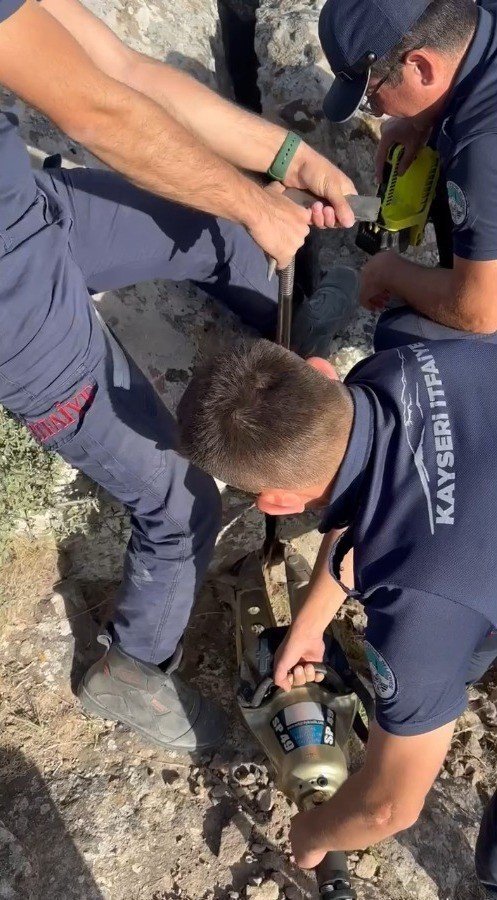 Kayalıklara Sıkışan Kuzu 2,5 Saatlik Çalışma İle Kurtarıldı
