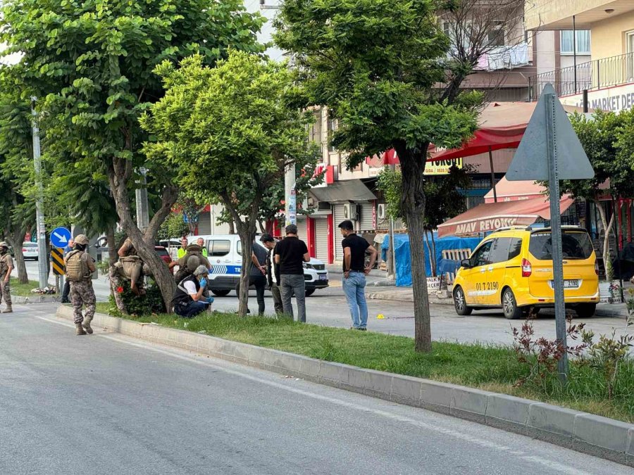 Mersin’de Karakol Önünde Havaya Ateş Açan Şahsı Özel Harekat Polisi Vurdu