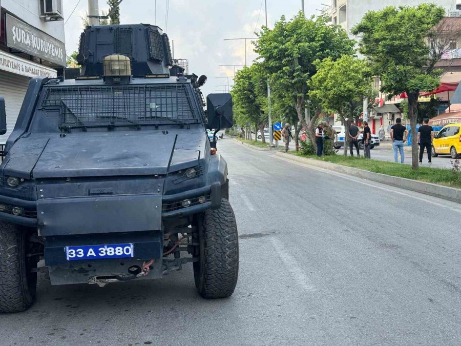 Mersin’de Karakol Önünde Havaya Ateş Açan Şahsı Özel Harekat Polisi Vurdu