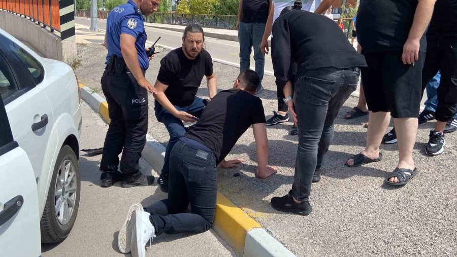 Virajı Alamayan Otomobil Karşı Şeride Geçti