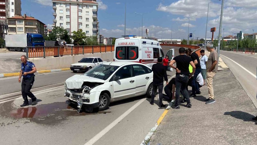 Virajı Alamayan Otomobil Karşı Şeride Geçti