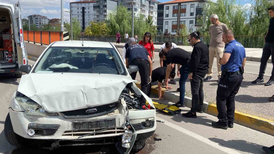 Virajı Alamayan Otomobil Karşı Şeride Geçti
