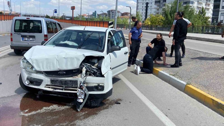 Virajı Alamayan Otomobil Karşı Şeride Geçti