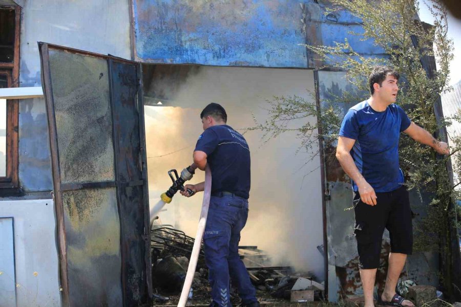 Antalya’da Çıkan Orman Yangınında Seralar Büyük Zarar Gördü