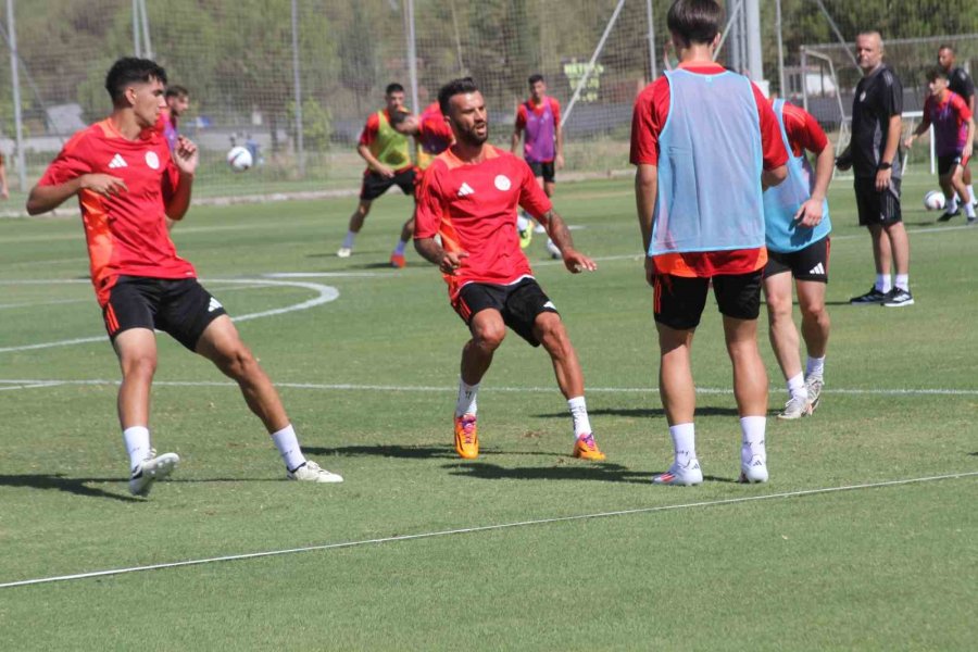 Alex De Souza, Antalyaspor’la İlk Antrenmanına Çıktı