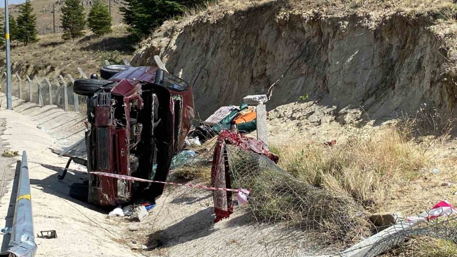 Hafif Ticari Araç, Direğe Çarpıp Devrildi: 3 Ağır Yaralı