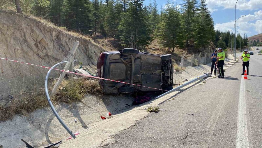 Hafif Ticari Araç, Direğe Çarpıp Devrildi: 3 Ağır Yaralı