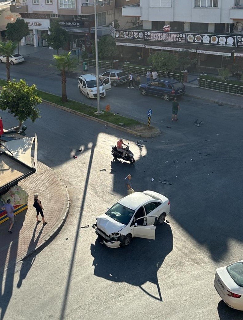 Otomobil Sürücüsünün Dikkatsizliği Faciaya Neden Oluyordu