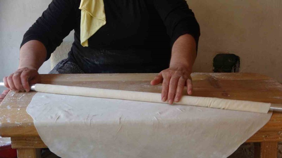 Kadınlar Sıcak Havaya Aldırmadan Ekmek Üretiyor