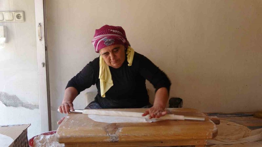 Kadınlar Sıcak Havaya Aldırmadan Ekmek Üretiyor