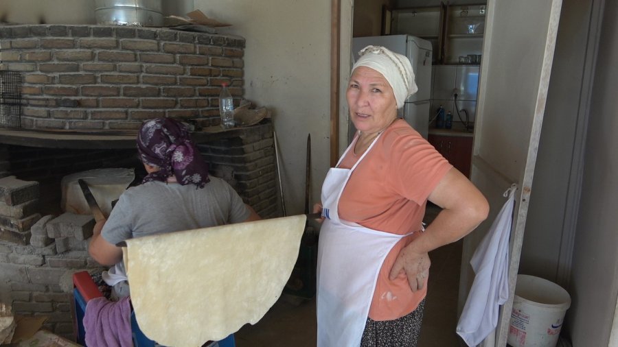 Kadınlar Sıcak Havaya Aldırmadan Ekmek Üretiyor