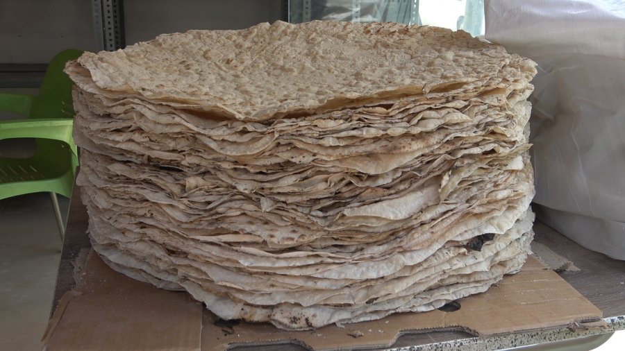 Kadınlar Sıcak Havaya Aldırmadan Ekmek Üretiyor