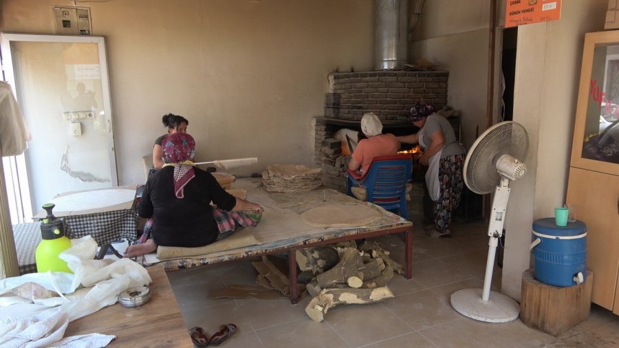 Kadınlar Sıcak Havaya Aldırmadan Ekmek Üretiyor