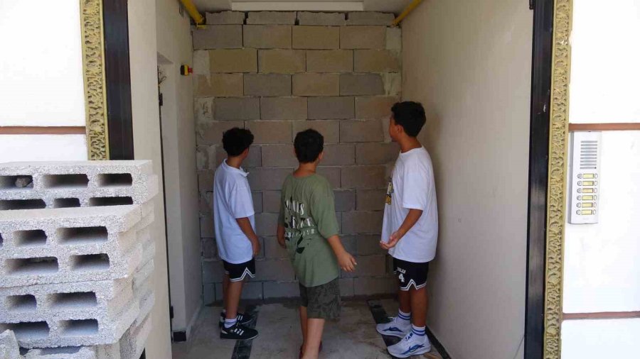 Apartmanın Giriş Kapısına Örülen Duvar Şaşkınlığa Neden Oldu