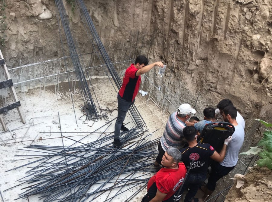 Temel Kuyusunu Düşen İnşaat İşçisinin Kasığına Demir Saplandı