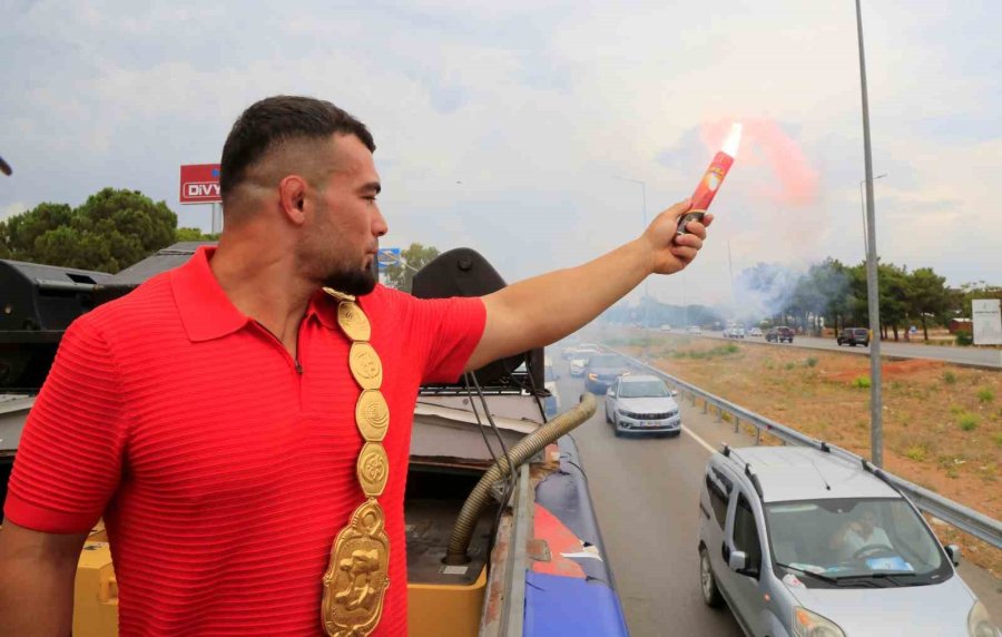 Kırkpınar Başpehlivanı Yusuf Can Zeybek’e Antalya’da Coşkulu Karşılama