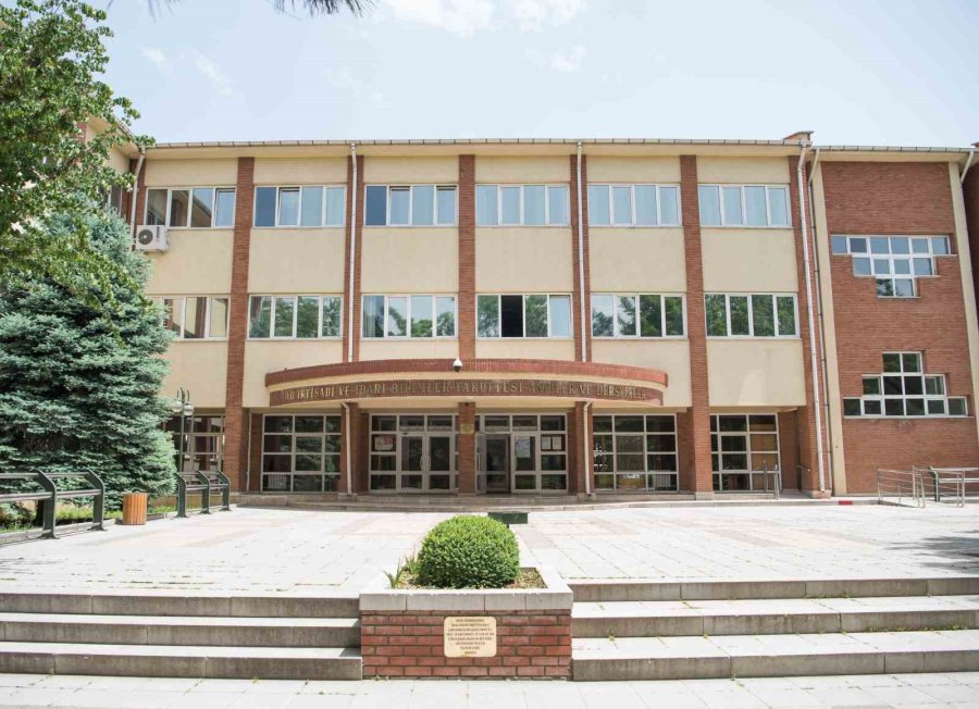 İibf Köklü Akademik Tecrübesiyle Başarılı Mezunlar Yetiştiriyor