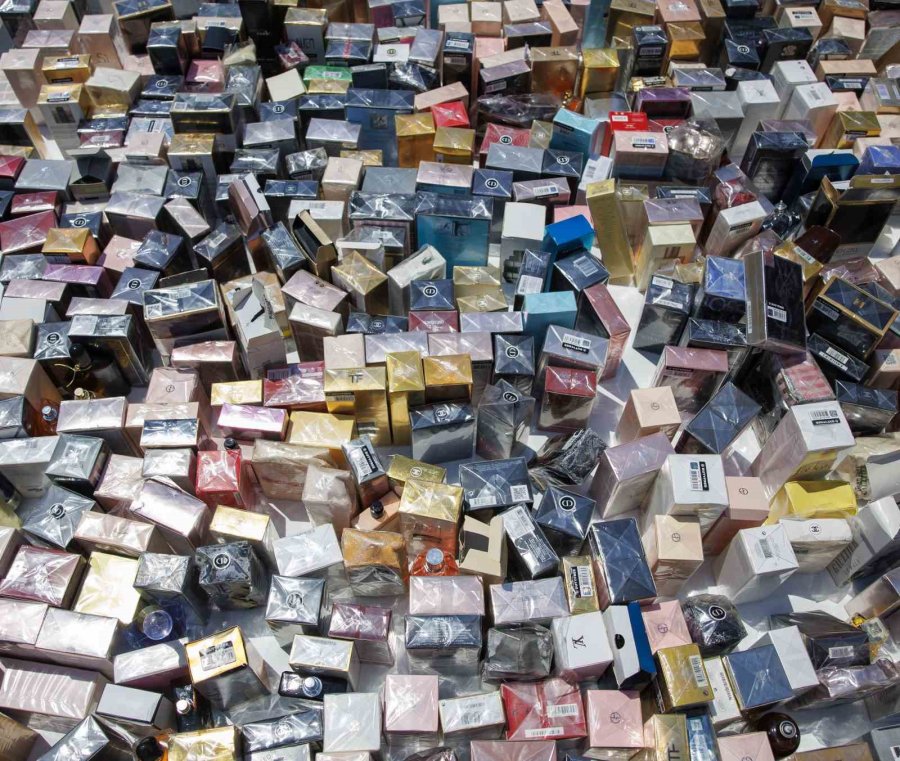 Antalya Büyükşehir Zabıtası 5 Bin 807 Adet Sahte Parfüme El Koydu