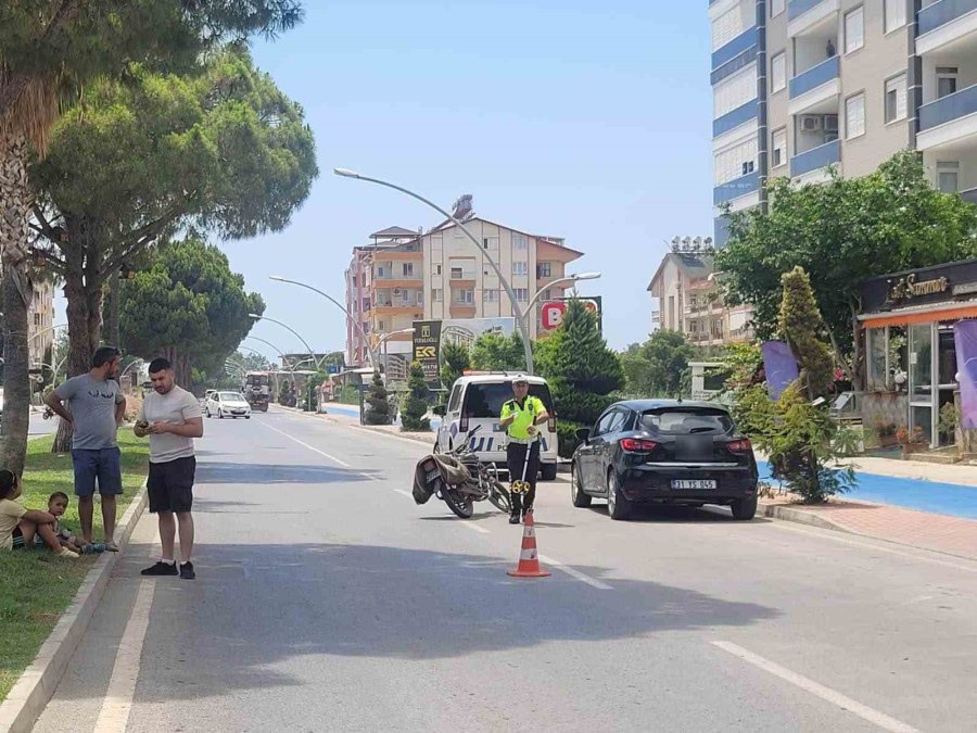 Kargo Aracının Açılan Kapısı Motosiklet Sürücüsünü Hastanelik Etti: 1 Yaralı