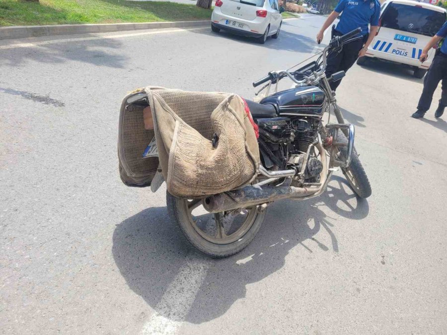 Kargo Aracının Açılan Kapısı Motosiklet Sürücüsünü Hastanelik Etti: 1 Yaralı