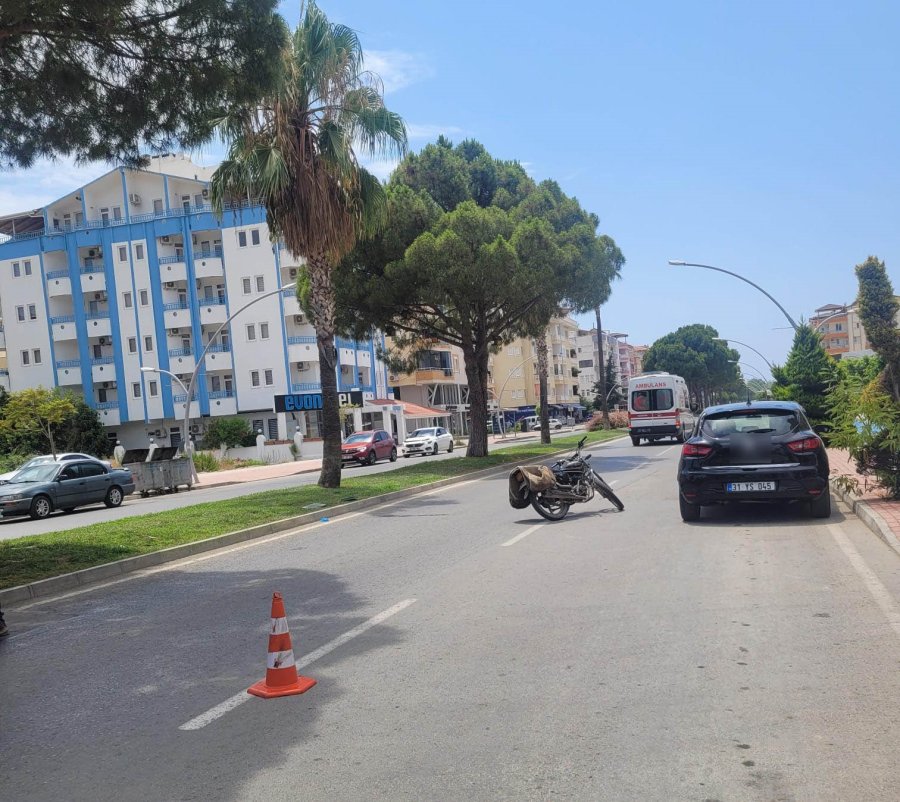 Kargo Aracının Açılan Kapısı Motosiklet Sürücüsünü Hastanelik Etti: 1 Yaralı