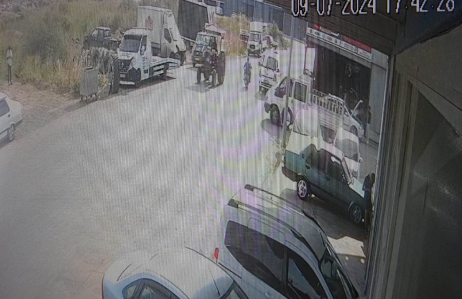 Test Sürüşünde Freni Boşalan Traktör Park Halindeki Araçlara Çarparak Durabildi