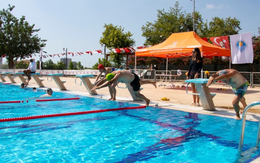 Mersin’de Yüzme Kursları Sürüyor