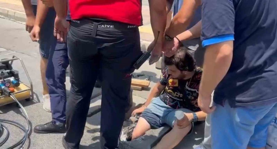 Mersin’de Bacağı Mazgala Sıkışan Genci İtfaiye Kurtardı