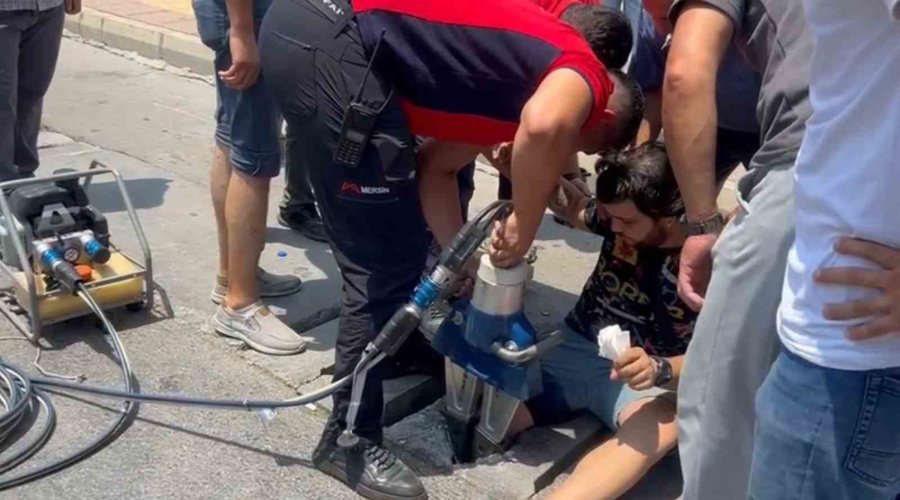 Mersin’de Bacağı Mazgala Sıkışan Genci İtfaiye Kurtardı