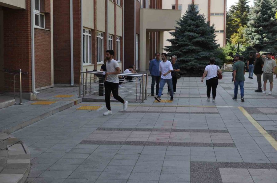 Kpss’ye Saniyelerle Geç Kalan Adaylar Kapıdan Geri Döndü