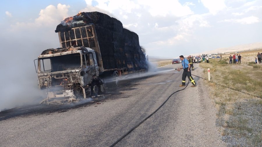 Saman Balyası Yüklü Tır Alev Alev Yandı