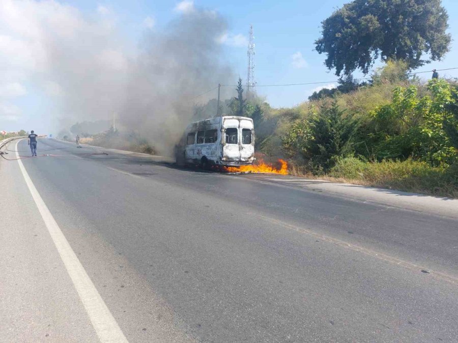 Elektrik Aksamında Çıkan Yangın Minibüsü Küle Çevirdi