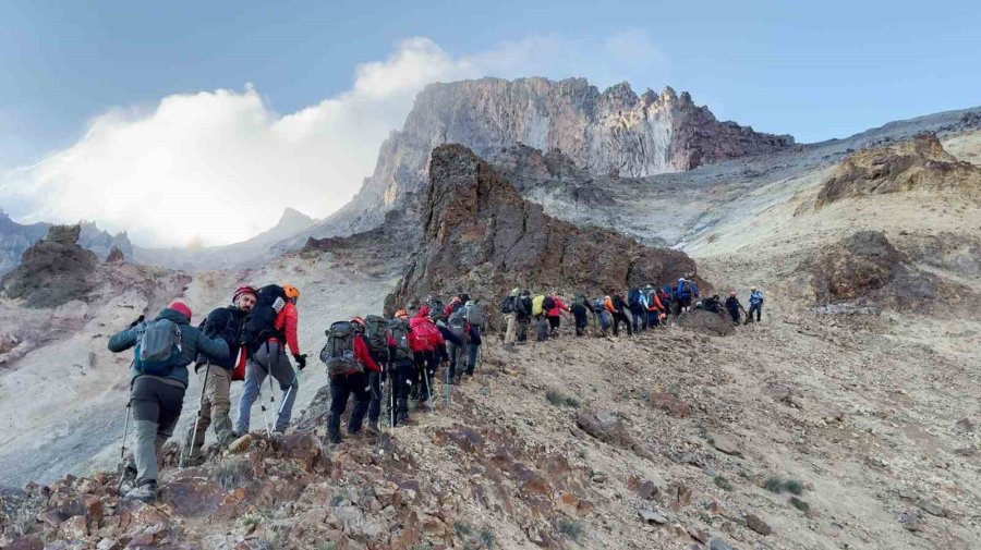 Başkan Özdoğan: "erciyes’imizin Muhteşem Zirvesi Dağcılarımızı Cezbediyor"