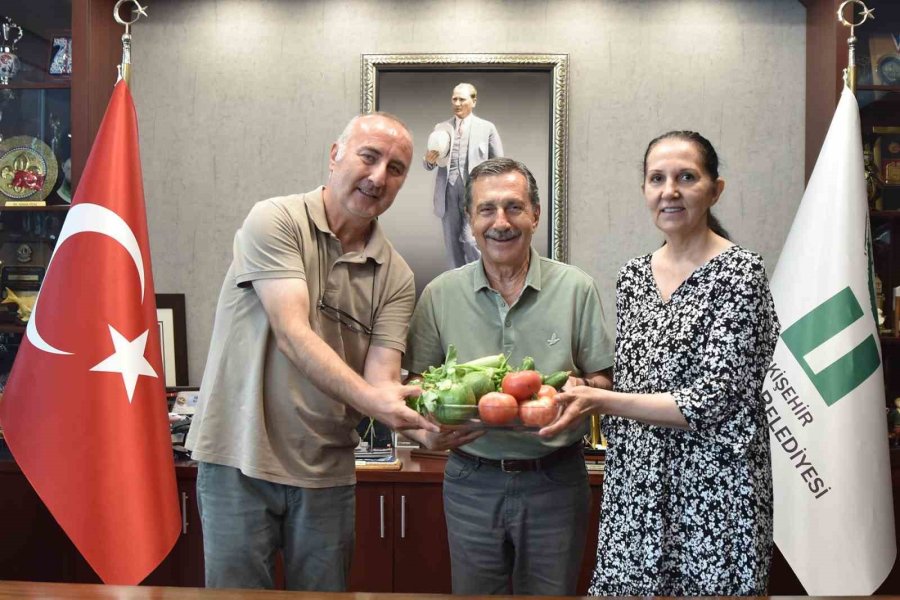 Emekli Çifti Gönüllü Bahçesinde 26 Çeşit Ürün Elde Etti