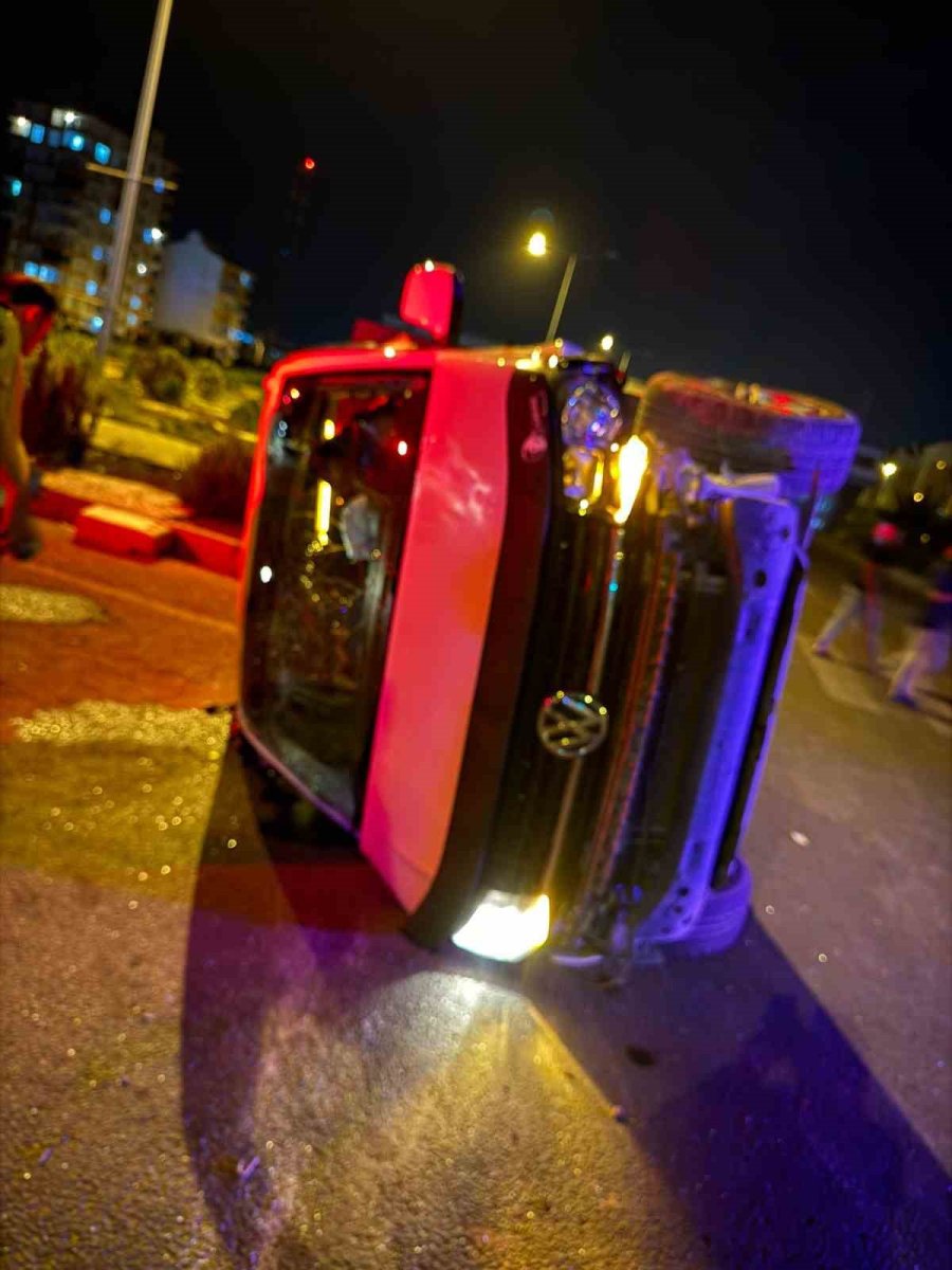 Niğde’de Minibüs İle Otomobil Çarpıştı: 2 Yaralı