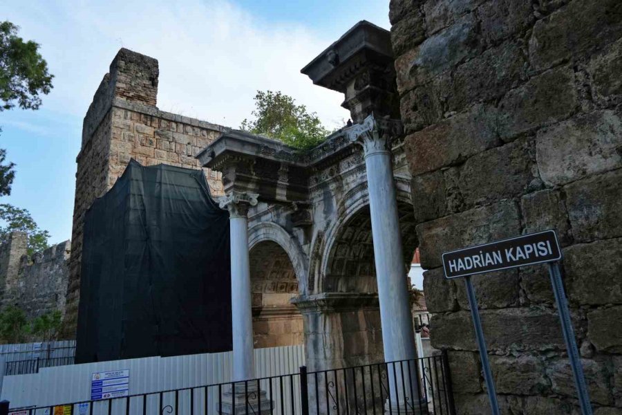Antalya’nın Sembolü Hadrian Restore Edilecek