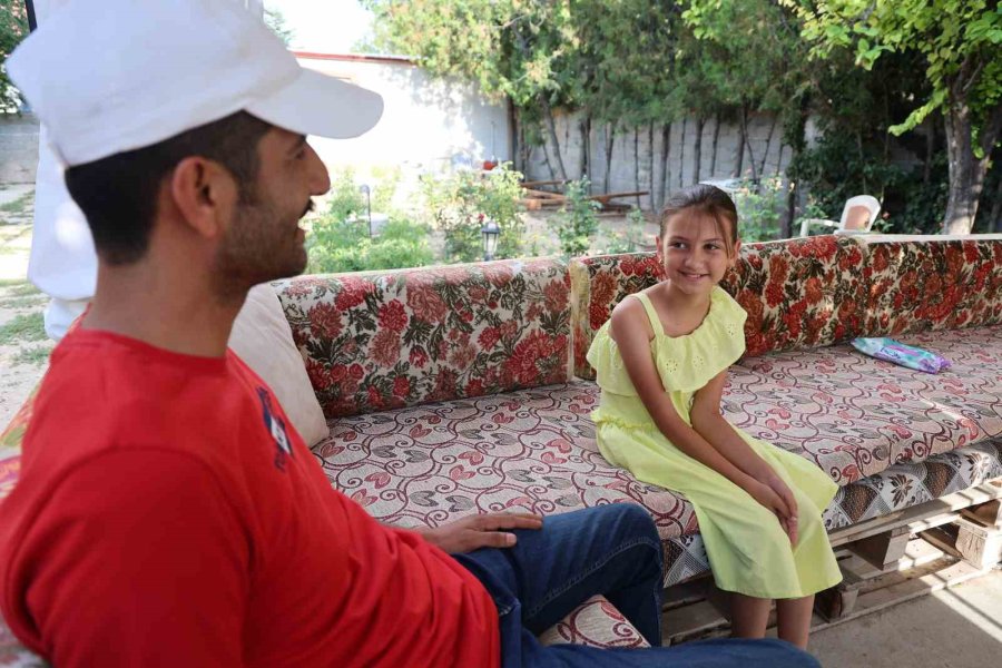 Şortlu, Terlikli, Rahat Tavırlı Yavru Kedi Hırsızı Kamerada