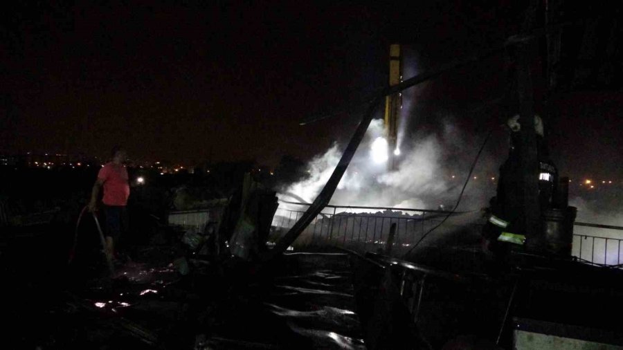 Antalya’da Geri Dönüşüm Tesisinde Korkutan Yangın