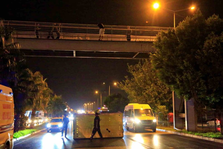 Üst Geçitte Eylem Yapan Gence, Polisten Telefon Refleksi