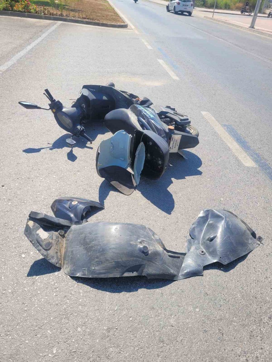 Otomobil İle Elektrikli Motosiklet Çarpıştı: 1 Yaralı