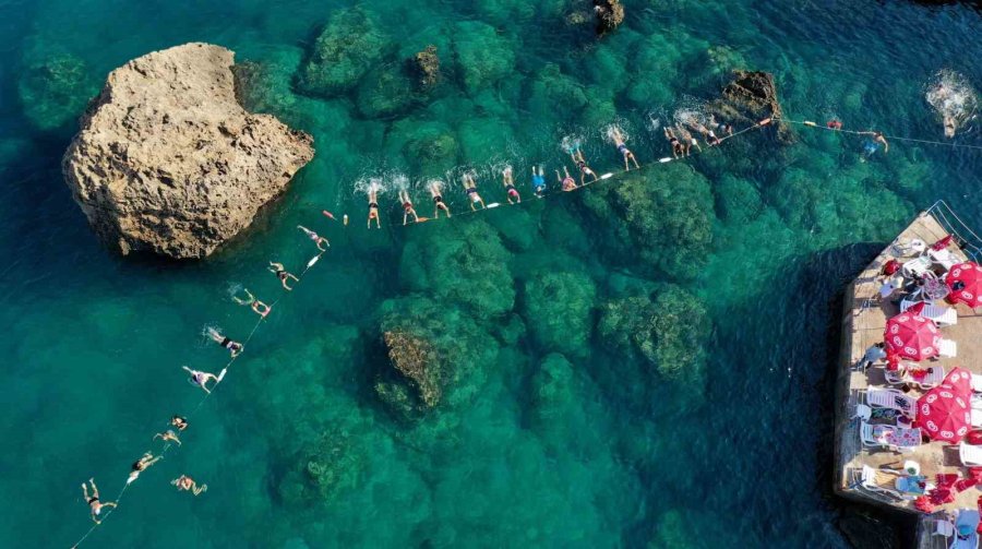 Mavi Bayraklı Plajda Su Jimnastiğiyle Hem Spor Hem Serinlik