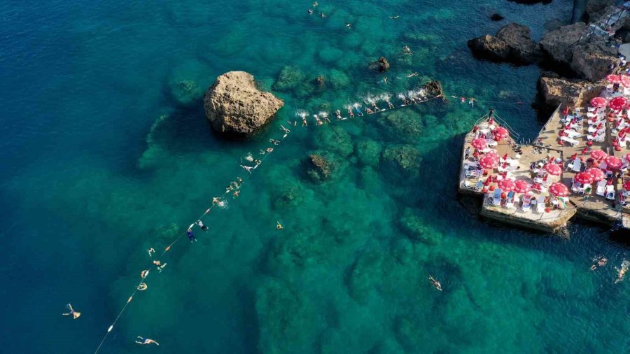 Mavi Bayraklı Plajda Su Jimnastiğiyle Hem Spor Hem Serinlik