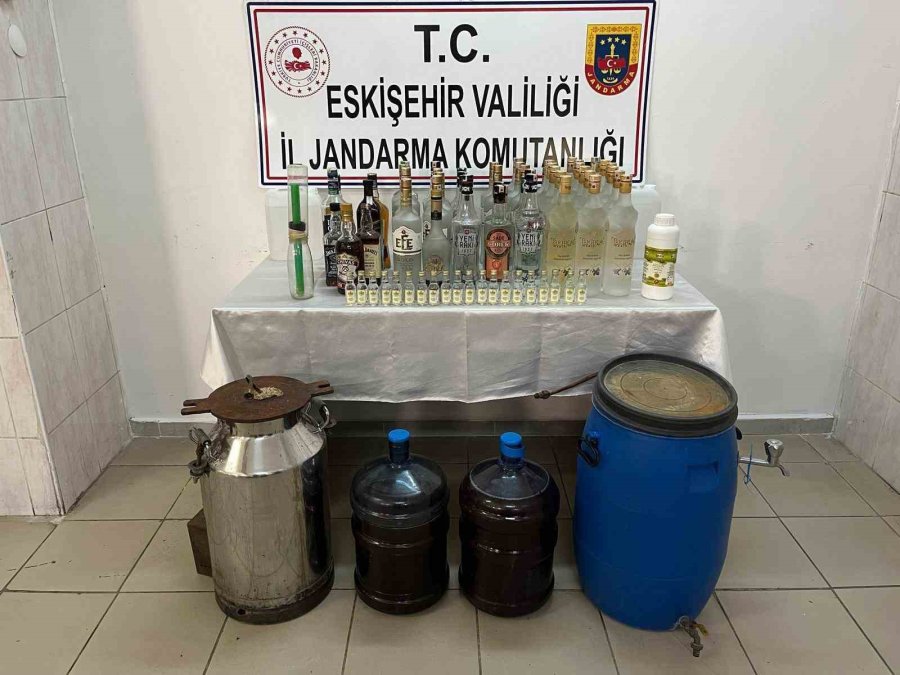 Evlerinde Kaçak İçki Üretip Satan Zanlılar Yakalandı