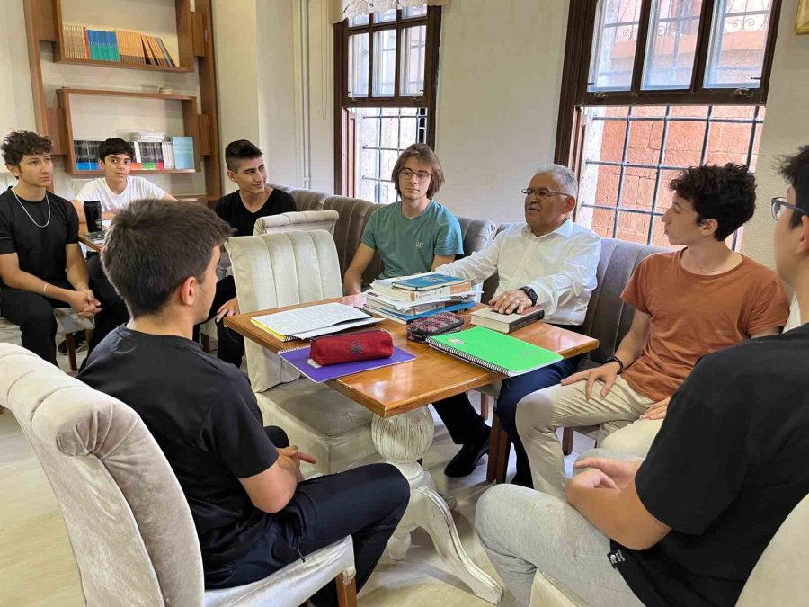 Başkan Büyükkılıç; Talas Gençlik Merkezi’nde Öğrencilerle Buluştu